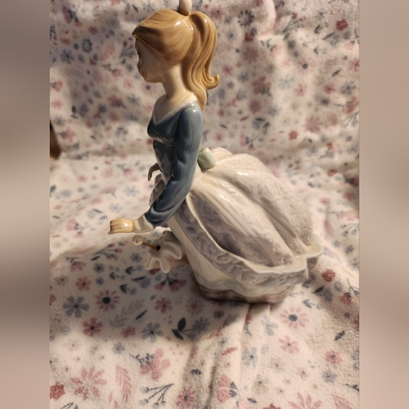 Lladro figurine, Girl with a Parasol, 1983 - Picture 3 of 5